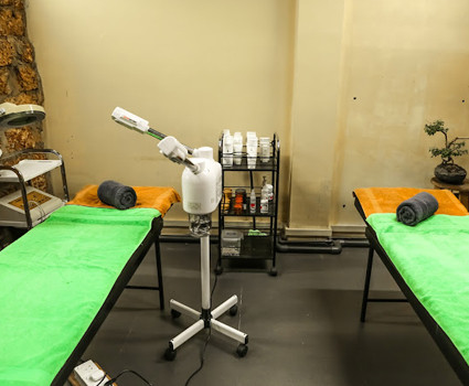 Adorn Niro Slider Image