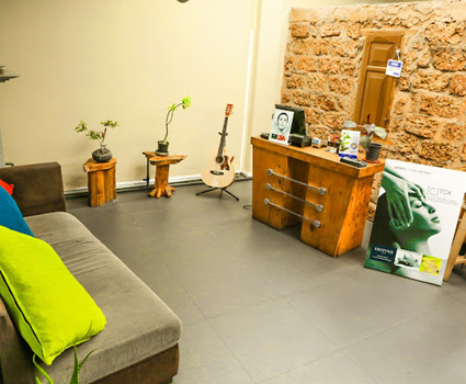 Adorn Niro Slider Image